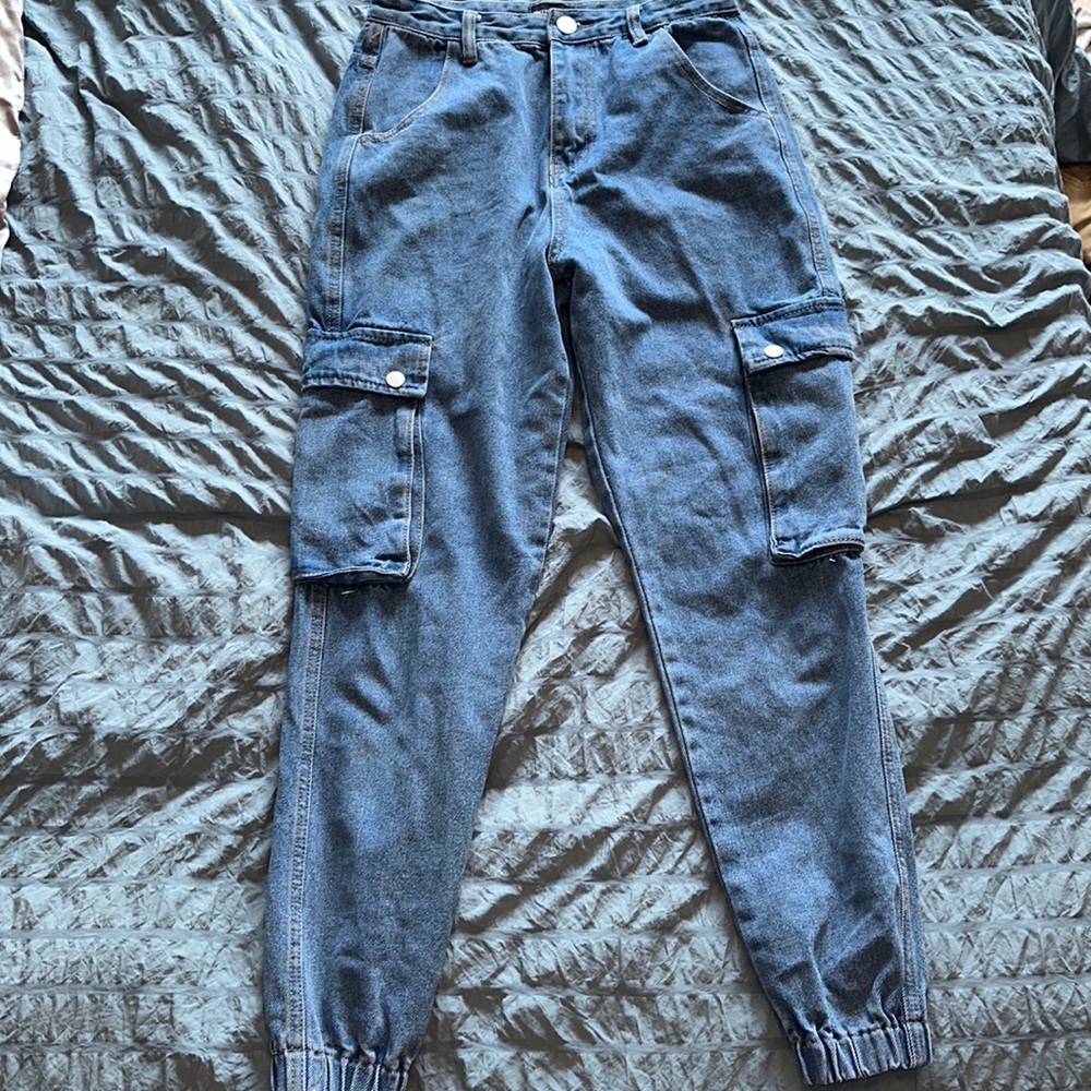 Pretty Little Thing Mid Wash Cargo Pocket Jeans - Picture 2 of 5